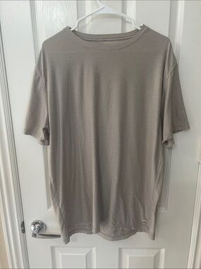 Vuori Men's Short Sleeve Tee in Taupe Gray